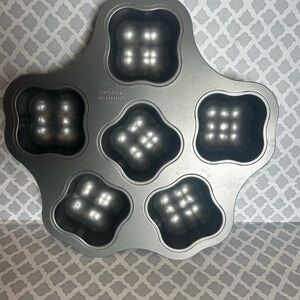 Chicago Metallic Silver Stuffed Peppers pan